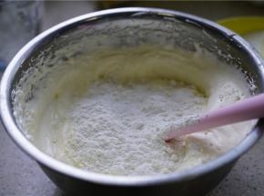 然后将低筋粉加至在蛋糊里面，拌至均干粉状。拌制的时候不要打圈拌，一定要上下拌。