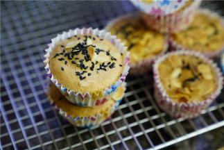 蒸烤箱及烤箱烤制出来的膨松度都差不多，所以蒸烤箱它的烤制功能是一点都不输烤箱的，朋友们可以放心的带其回家。