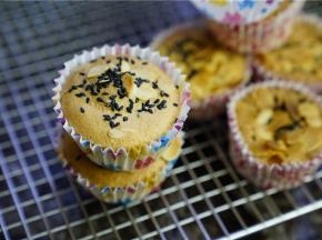 蒸烤箱及烤箱烤制出来的膨松度都差不多，所以蒸烤箱它的烤制功能是一点都不输烤箱的，朋友们可以放心的带其回家。