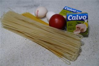 如图这款菜单谱用到了意面还有常德米粉，再备番茄，鸡蛋，金枪鱼罐头