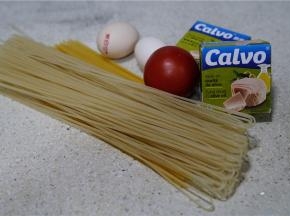 如图这款菜单谱用到了意面还有常德米粉，再备番茄，鸡蛋，金枪鱼罐头