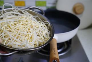 锅里加水煮开，今天的锅是不是好靓，是得呢我又入手了一款轻奢派不粘炒锅。现在的生活真是离不了它了。为了缩短煮制的时间，我将面粉提前一晚泡软了。锅里水一开，就可以将面粉下锅煮至熟然后出锅备用。