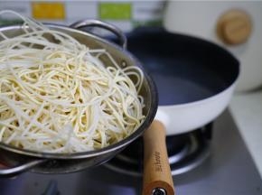 锅里加水煮开，今天的锅是不是好靓，是得呢我又入手了一款轻奢派不粘炒锅。现在的生活真是离不了它了。为了缩短煮制的时间，我将面粉提前一晚泡软了。锅里水一开，就可以将面粉下锅煮至熟然后出锅备用。