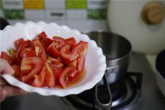 另起锅，加少许油，将番茄改刀下锅炒至沙状。加适量的细盐调味。