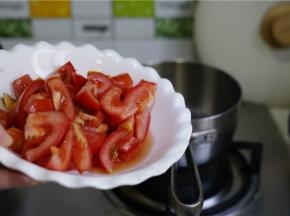 另起锅，加少许油，将番茄改刀下锅炒至沙状。加适量的细盐调味。