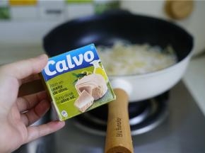 将煮好的面粉控水回至到不粘锅里，然后趁热罐头鱼头下锅。