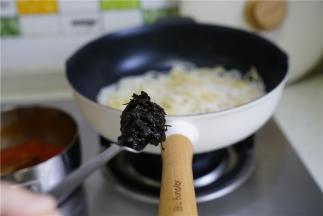 然后再加入适量的橄榄菜生抽提味。