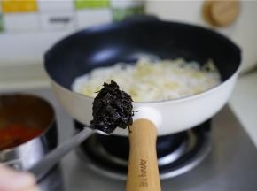 然后再加入适量的橄榄菜生抽提味。