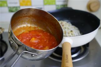 再将炒至沙沙的番茄酱淋在表面，拌至面粉均匀挂味就可以。