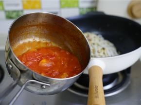 再将炒至沙沙的番茄酱淋在表面，拌至面粉均匀挂味就可以。