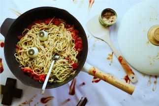 然后鸡蛋煮好，剥壳用橄榄肉点缀成怪面眼睛就可以。