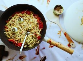 然后鸡蛋煮好，剥壳用橄榄肉点缀成怪面眼睛就可以。