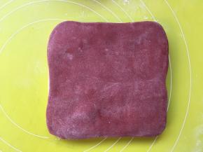 之后将红色面片盖在白色面片上 
