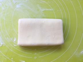 之后再对折，将面片折成4折
