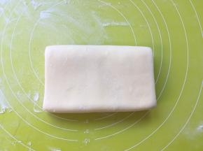 之后再对折，将面片折成4折
