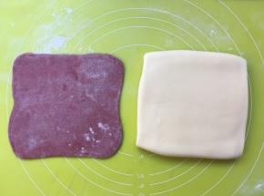 冰箱取出冷冻的白色面片跟红色面片，将白色面片擀成跟红色一样的大小 
