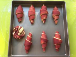 发酵好的面团明显比之前膨胀了很多，原谅我少拍了一张发酵之前的对比图，烤箱预热180度 
