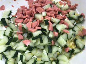 加入黄瓜和火腿肠炒香