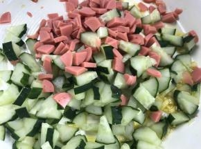加入黄瓜和火腿肠炒香