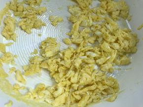 炒熟散开成蛋碎即可，盛出备用