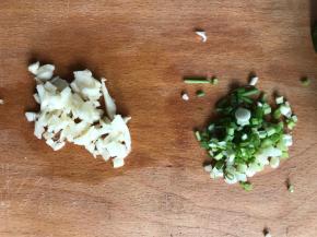 蒜末和葱花切好备用