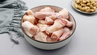 下班去菜场，正好有新鲜的羊蹄在卖，刚好跟家里白果搭配一起焖着吃。羊蹄让店家切寸断。