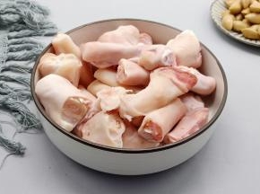 下班去菜场，正好有新鲜的羊蹄在卖，刚好跟家里白果搭配一起焖着吃。羊蹄让店家切寸断。