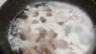 羊蹄冷水下锅、加适量的生姜片、料酒2勺开始焯水、水开继续焯水5分钟（可以去除多余的羊蹄沫）