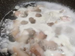 羊蹄冷水下锅、加适量的生姜片、料酒2勺开始焯水、水开继续焯水5分钟（可以去除多余的羊蹄沫）