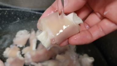 焯水过后的羊蹄用流水冲洗去多余的沫沫，控一下水份。