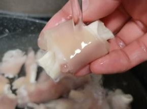 焯水过后的羊蹄用流水冲洗去多余的沫沫，控一下水份。