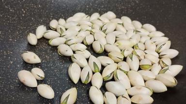 新鲜的白果用高压锅压熟、再放锅里不停地翻炒、翻炒到个个开口可以（开口的白果方便剥壳）