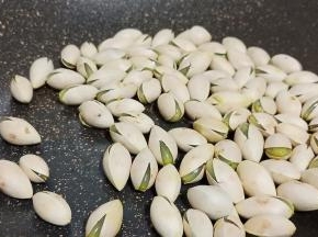 新鲜的白果用高压锅压熟、再放锅里不停地翻炒、翻炒到个个开口可以（开口的白果方便剥壳）