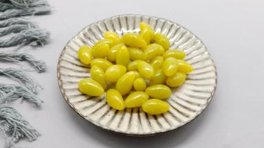 剥好的白果像宝石一样、白果虽好可也不能多吃。