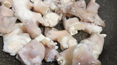 锅里加适量的油、加生姜片少许，油温五成热下羊蹄翻炒至表皮微黄。