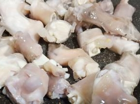 锅里加适量的油、加生姜片少许，油温五成热下羊蹄翻炒至表皮微黄。