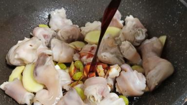 加白果一起翻炒、加生抽、老抽调色。