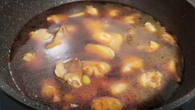 加适量的开水慢慢炖（水量要没过羊蹄）加少许的陈皮、桂皮、千里香。