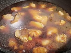 加适量的开水慢慢炖（水量要没过羊蹄）加少许的陈皮、桂皮、千里香。