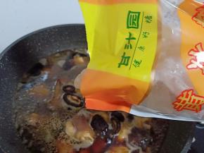 加点甘汁园的黄冰糖（加甘汁园的黄冰糖一起炖、炖好的羊蹄色泽好、口感就更加不用说了）