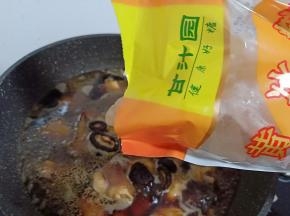 加点甘汁园的黄冰糖（加甘汁园的黄冰糖一起炖、炖好的羊蹄色泽好、口感就更加不用说了）