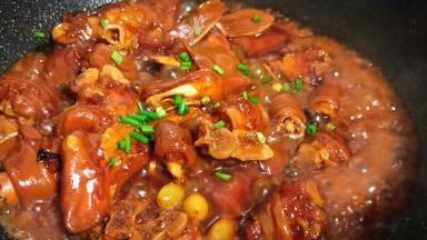 出锅前撒点葱花提香！