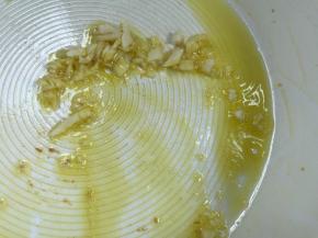 锅留底油，爆香蒜末