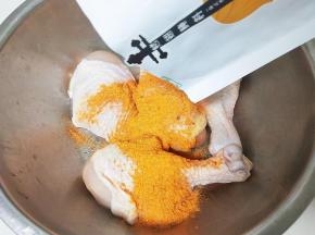 根据原料多少放入烤肉料。
