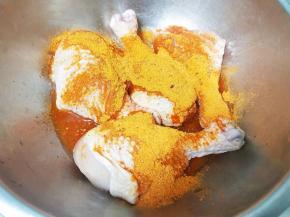 加水拌匀腌制。