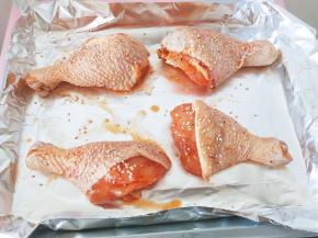 预热烤箱200度五分钟以上，同时烤盘上铺锡纸，把鸡腿放锡纸上。