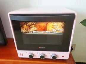 放入烤箱中层，上下火200度20分钟，取出翻面，刷腌料撒芝麻，放入烤箱继续烤20分钟左右，用筷子能轻易扎透就是熟了。