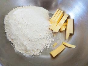 黄油切薄条、低筋粉放盆里。