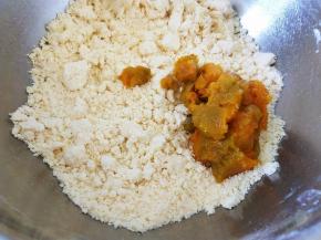 用手揉搓，至粗玉米糁样，放入南瓜泥。