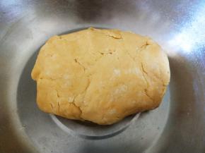 揉成面团，盖严放冷藏室松弛一小时以上。